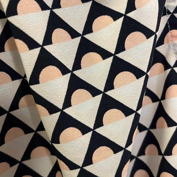 Sleeveless Merona Blouse with Navy and Pink Abstract Pattern (Women’s Small) - Picture 5 of 6